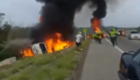 Vídeo: caminhão explode e mata "ladrões de combustível"