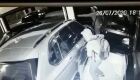 Criminosos armados ameaçam casal que chega de carro na garagem da casa onde mora