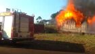 Incêndio destrói casa e deixa mãe e três crianças desabrigadas