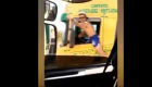 Vídeo: Caminhoneiro é flagrado dirigindo com metade do corpo para fora