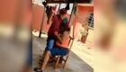 Vídeo: homem ameaça esfaquear mulher e é imobilizado por policiais