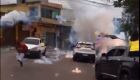 Vídeo: fogos de artifícios explodem e atingem pessoas em carreata
