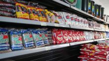 Alimento nas prateleiras de supermercado