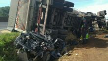 JD1TV: Caminhão tomba em cima de carro, mata três pessoas e deixa outras duas feridas