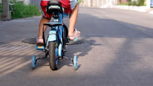 Criança andando de bicicleta