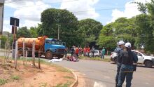 AGORA: Motociclista morre ao ser prensada entre caminhão e carro na Guaicurus