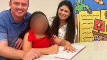 Pai esfaqueia filha de 7 anos no peito várias vezes após matar esposa durante a madrugada