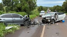 Carros ficaram destruídos