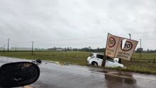Um dos carros foi parar nas margens da rodovia