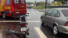 Motocicleta bateu na traseira de uma caminhonete