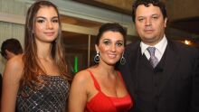 O casal Liz e Paulo Mattos com sua filha Maria Eduarda