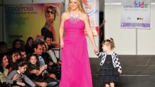 A empresária Karen Manica com sua filha Vitória vestida pela Empório Kids. Acessórios da Badulaque.