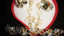 Semi-jóias em brincos, anéis e pulseiras com pedras brasileiras e garras em ouro