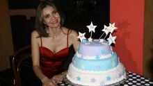 A colunista Edimara Rita com o bolo decorado em anos 70, 80, 90 e 2000