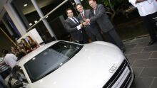 Raphael Pugliese, Paulo Kakinoff e Ricardo Dias em brinde a nova casa da Audi