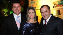 O casal Elton e Camila Muzzi com o anfitrião Jefferson de Almeida