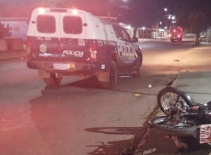 Sargento da PM sofre grave acidente de moto e motorista foge na Capital