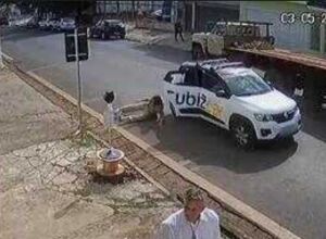 JD1TV: Sem dinheiro para pagar corrida de aplicativo, mulher se joga de carro em movimento