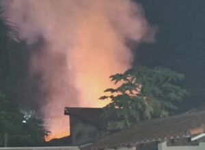 Casa foi incendiada e vitimou três pessoas da mesma família; moradores filmaram o incêndio