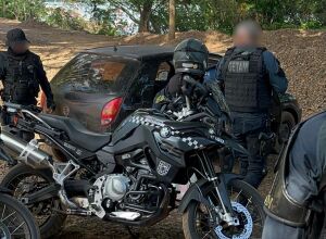 Policiais conseguiram recuperar o carro ap&oacute;s o confronto