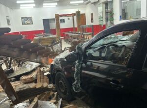 Veículo destruiu parte do restaurante