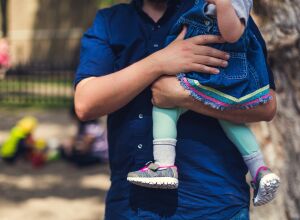 Foto ilustrativa | Crian&ccedil;a no colo do pai