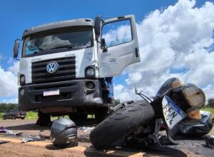 V&Iacute;DEO: Motociclista morre ao bater na traseira de caminh&atilde;o em Campo Grande