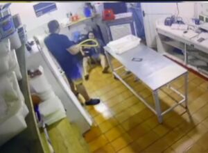 V&Iacute;DEO: Dono de restaurante de sushi &eacute; denunciado por agredir ex com beb&ecirc; no colo