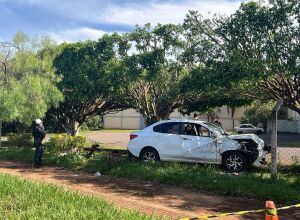 Carro se chocou contra uma &aacute;rvore