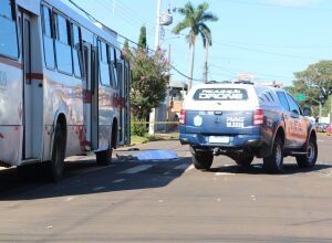 &Ocirc;nibus furou o sinal vermelho do cruzamento