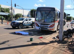 &Ocirc;nibus furou o sinal vermelho