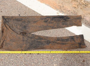 Cal&ccedil;a encontrada no local