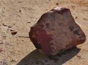 Homem &eacute; atingido a pedradas por adolescentes durante briga no Noroeste