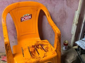 Manchas de sangue na cadeira onde v&iacute;tima foi socorrida