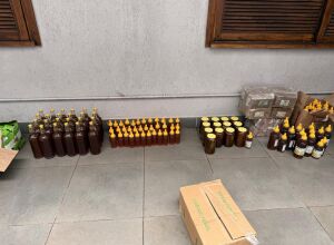 Mel ficava em uma caminhonete