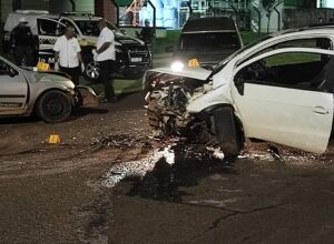 Ve&iacute;culos ficaram com a frente destru&iacute;da