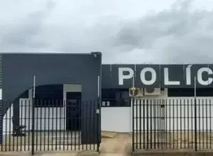 Ap&oacute;s sofrer tentativa de homic&iacute;dio, jovem &eacute; preso no hospital em Aparecida do Taboado 