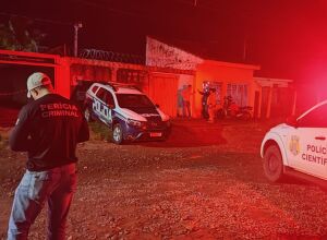 Equipes da pol&iacute;cia e per&iacute;cia no local