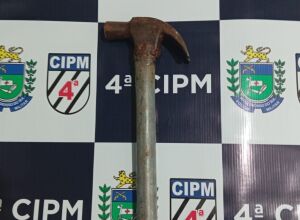 Martelo usado na agress&atilde;o foi apreendido. 