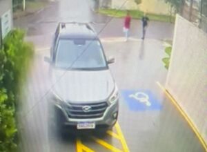 Dupla quebra vidro de carro com pedra e rouba celular de v&iacute;tima na Vila Planalto