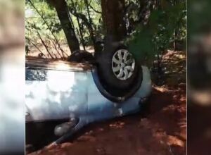 Carro capotou e parou nas margens da rodovia