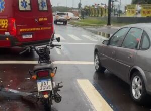Motocicleta bateu na traseira de uma caminhonete