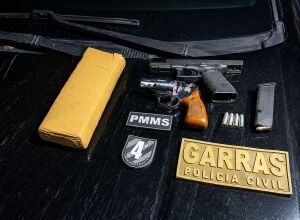 Armas apreendidas, assim como o tablete de droga