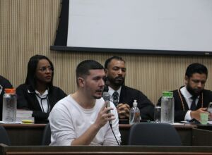 Jo&atilde;o Augusto senta no banco dos r&eacute;us