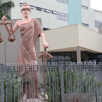 Deusa da Justi&ccedil;a, monumento no f&oacute;rum de Campo Grande - 