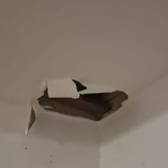 Homem invadiu a casa pelo forro