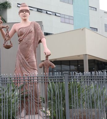 Deusa da Justi&ccedil;a, monumento no f&oacute;rum de Campo Grande - 