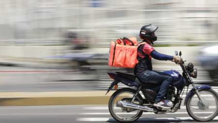 Motociclista para em cobertura para se esconder da chuva e &eacute; assaltado no Joqu&eacute;i Clube