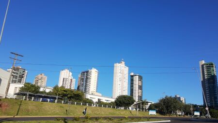 Mais um dia de sol forte e céu azul em Campo Grande