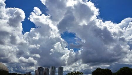 Em meio a nuvens, sol aparece com força